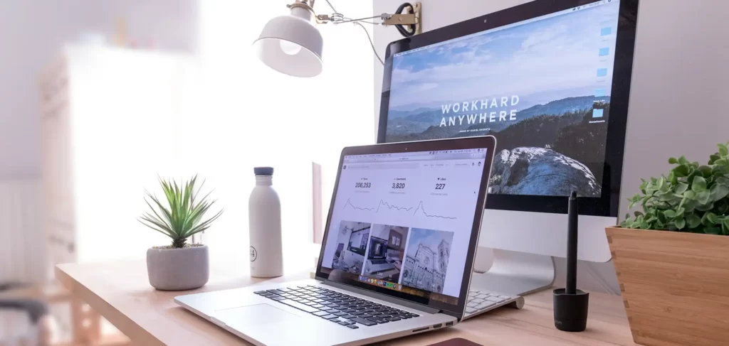 Importance of website feature image. Photo by Domenico Loia on Unsplash